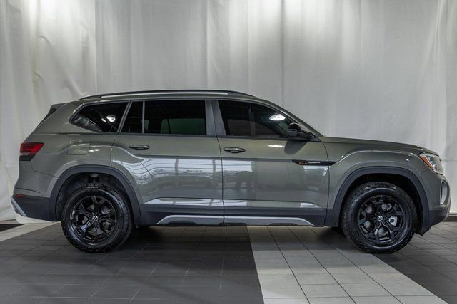 Used 2025 Volkswagen Atlas Peak Edition SE image 3