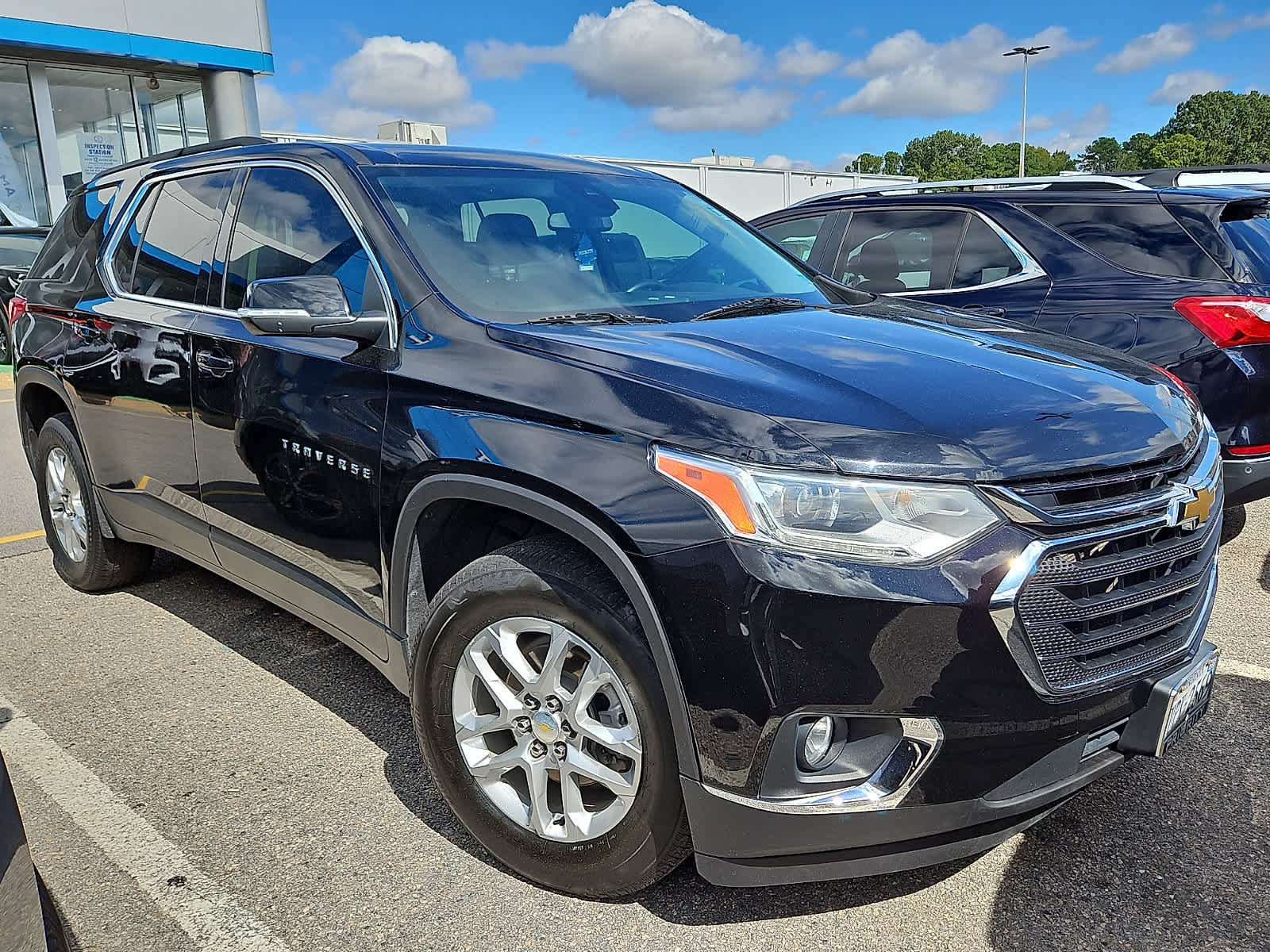 Used 2021 Chevrolet Traverse LT FWD image 2