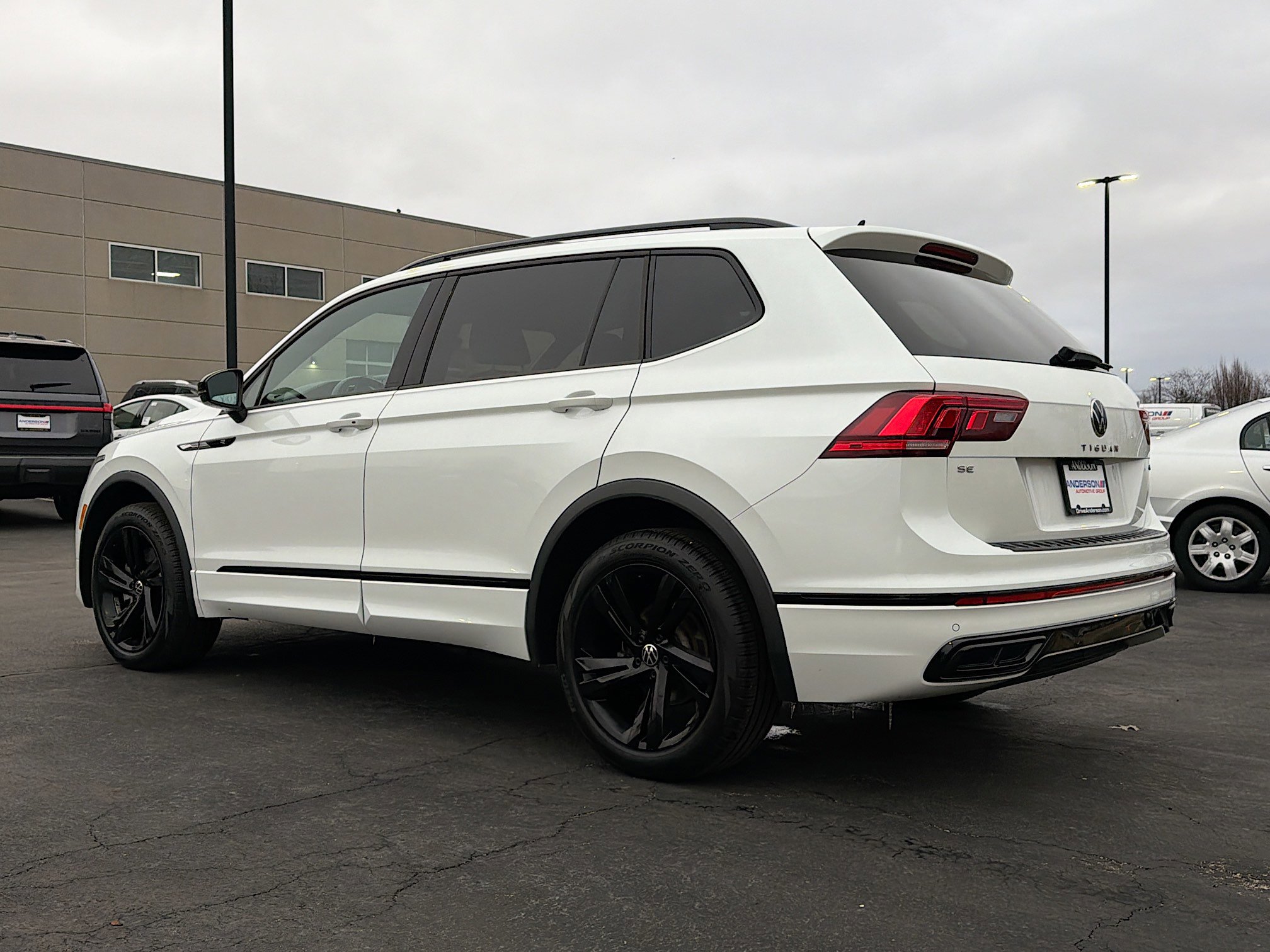 Used 2023 Volkswagen Tiguan SE R-Line image 12