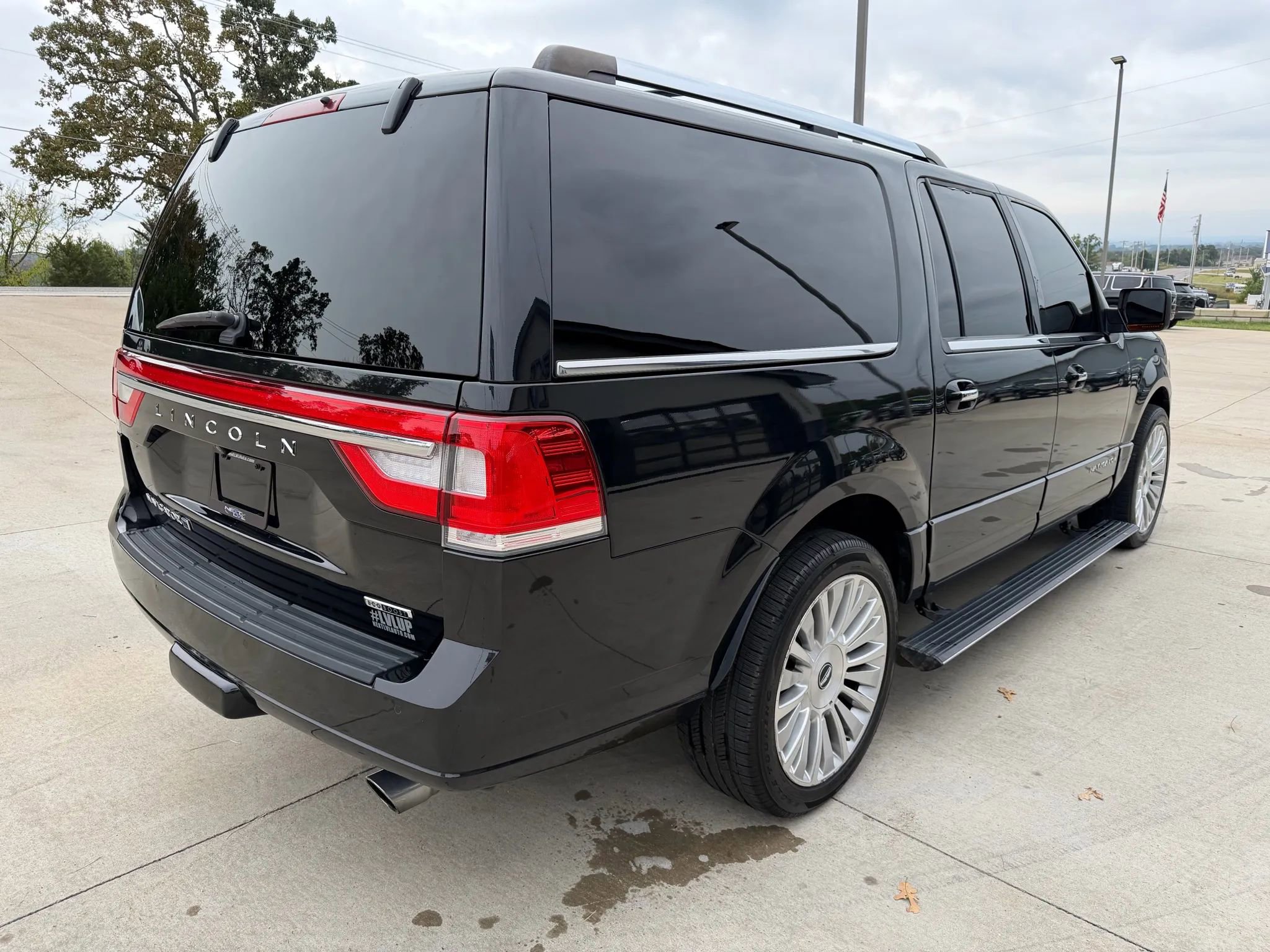 Used 2015 Lincoln Navigator L 4WD w/ Equipment Group 101A Reserve image 9