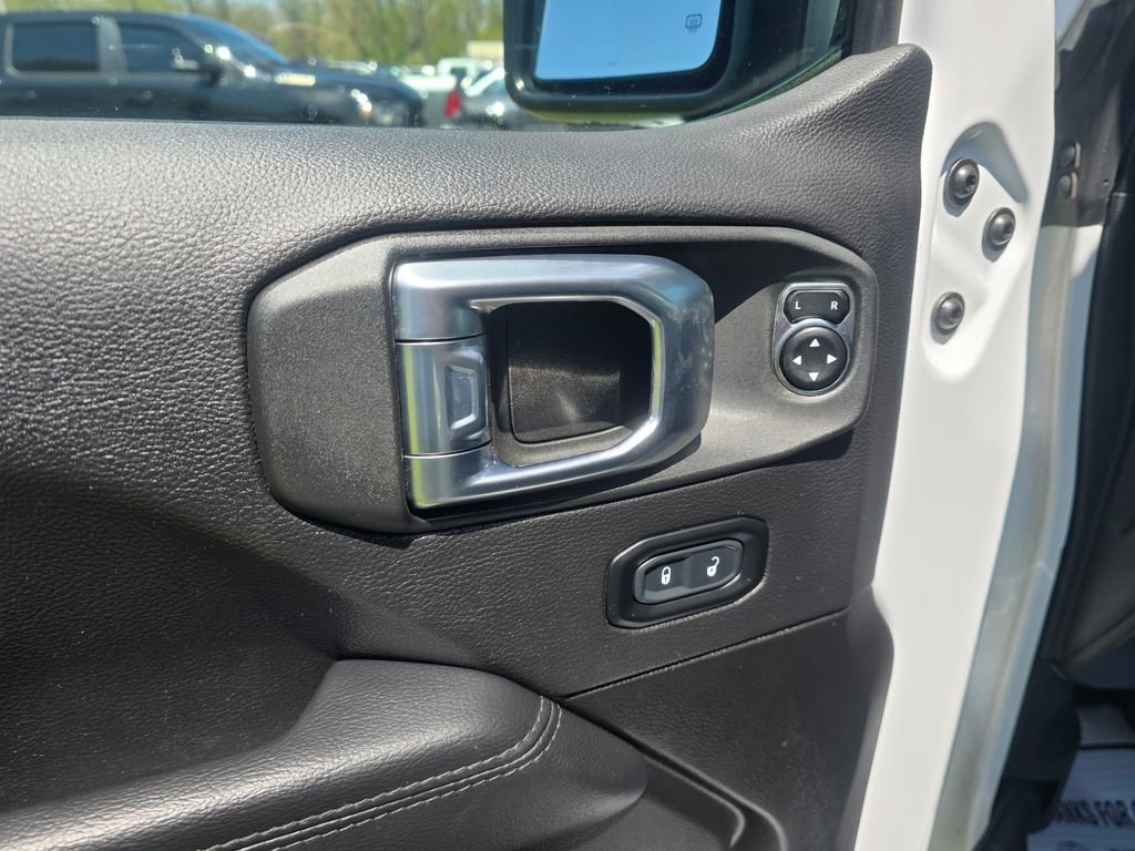 Used 2023 Jeep Wrangler Unlimited Sahara AWD/4WD image 11