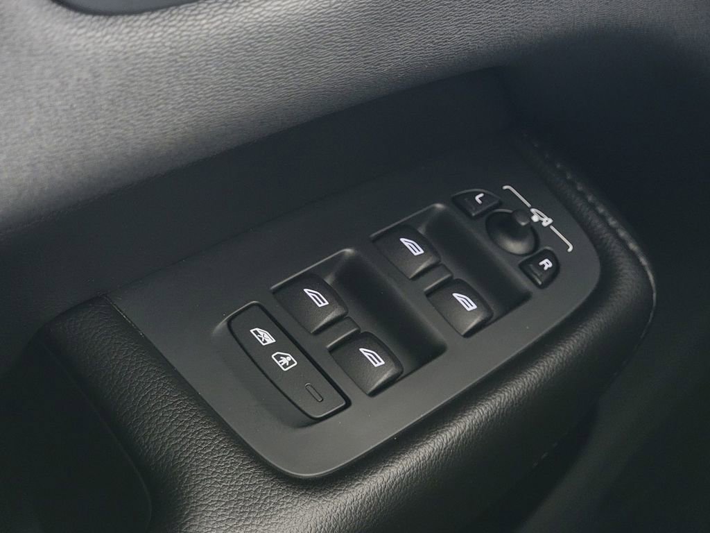 Used 2019 Volvo XC60 T5 Momentum w/ Premium Package image 33