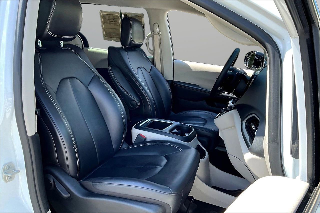 Certified 2024 Chrysler Pacifica Touring-L FWD image 22