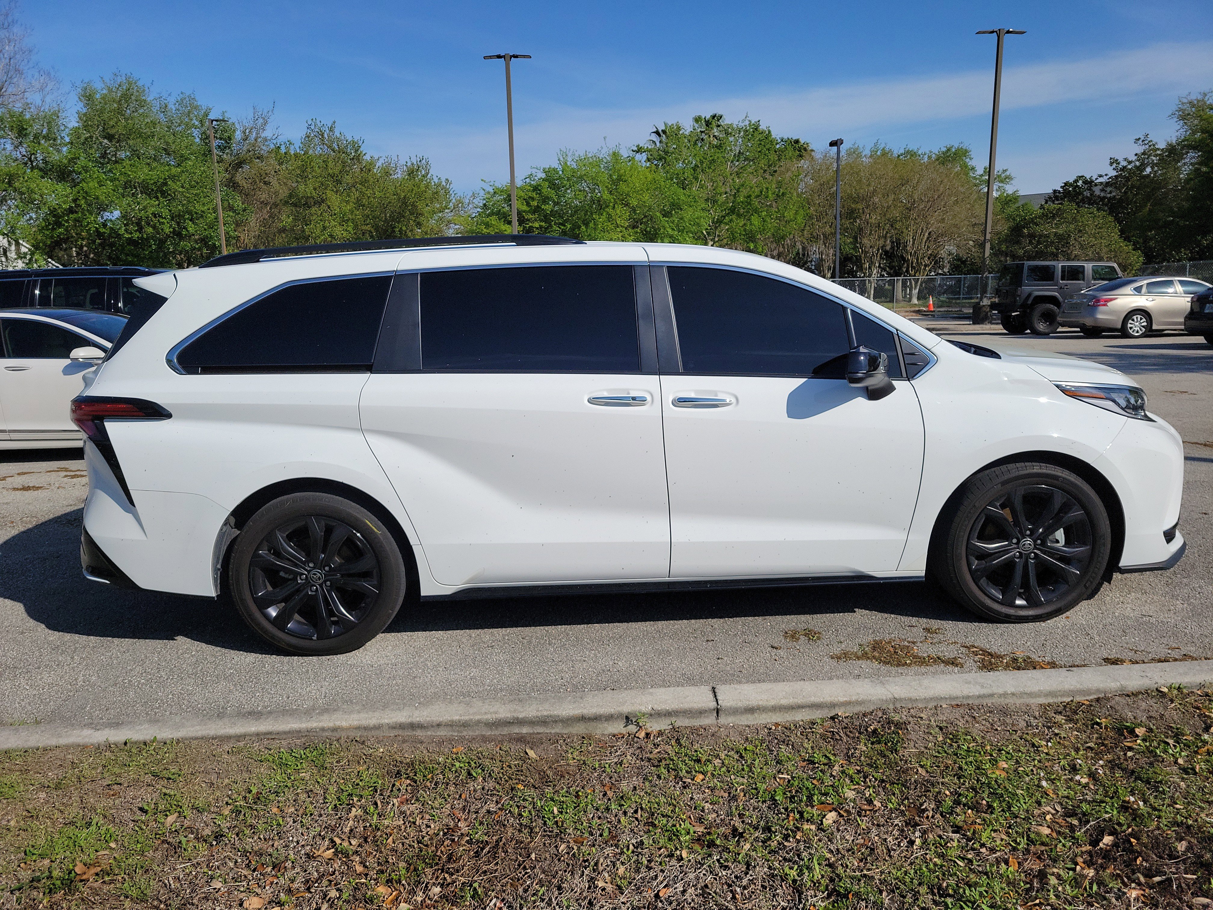 Used 2023 Toyota Sienna XSE image 8
