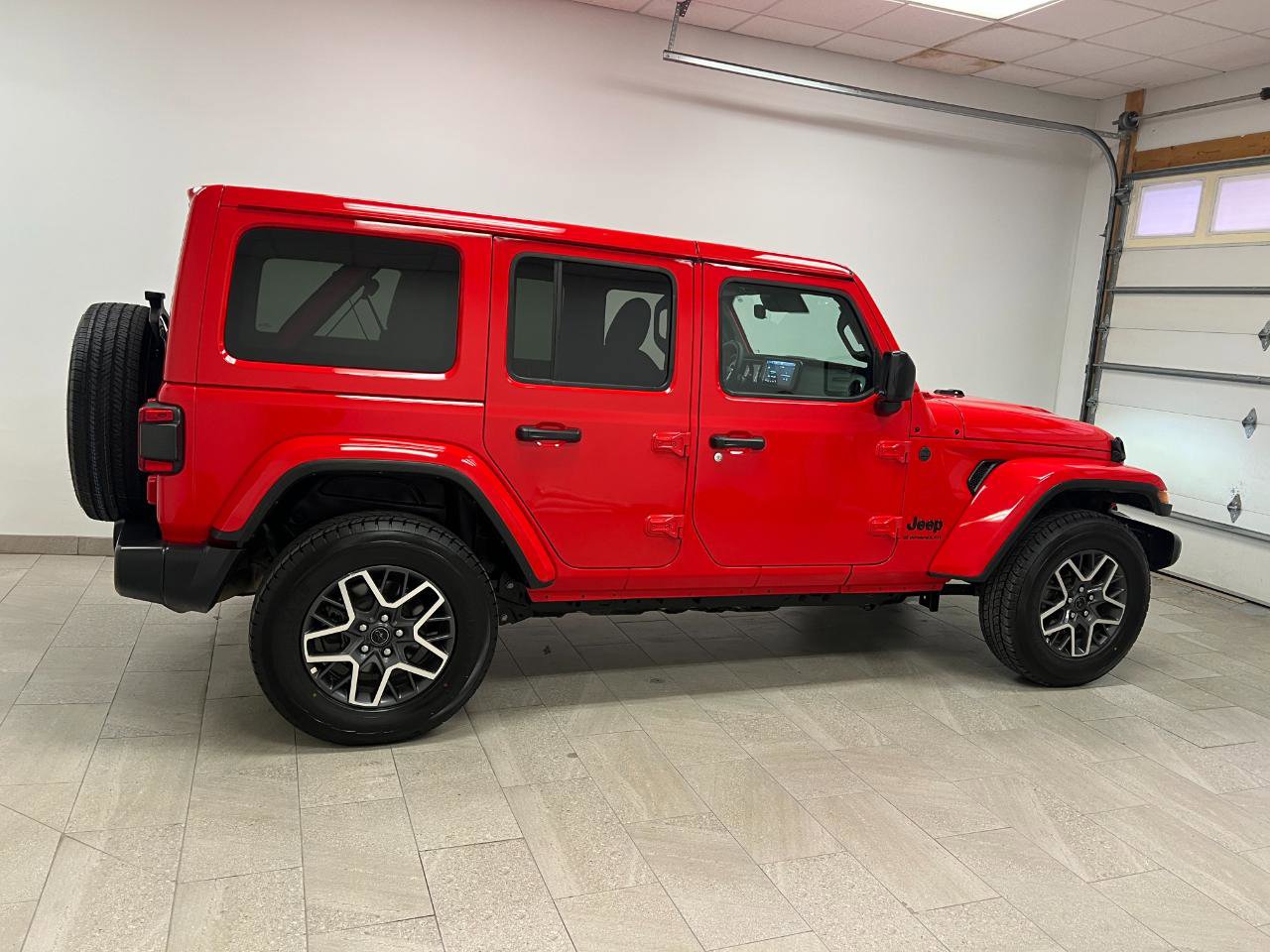 Used 2025 Jeep Wrangler Unlimited Sahara image 13