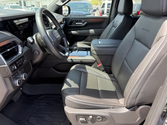 Used 2025 GMC Yukon XL Denali AWD/4WD image 12