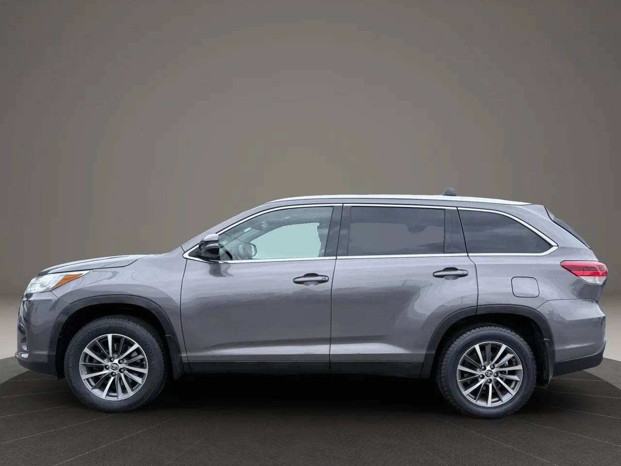 Used 2019 Toyota Highlander XLE AWD/4WD image 3