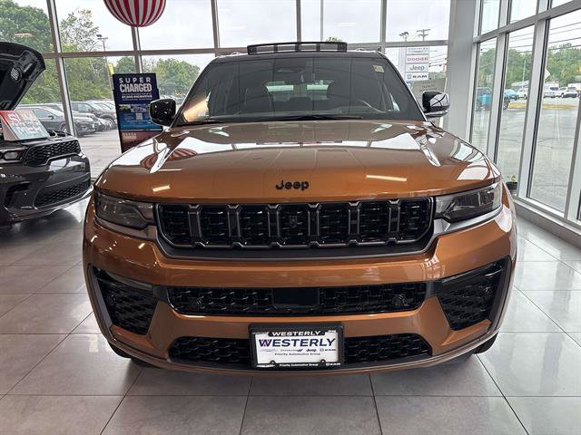 New 2026 Jeep Grand Cherokee Summit w/ Obsidian Package AWD/4WD image 2