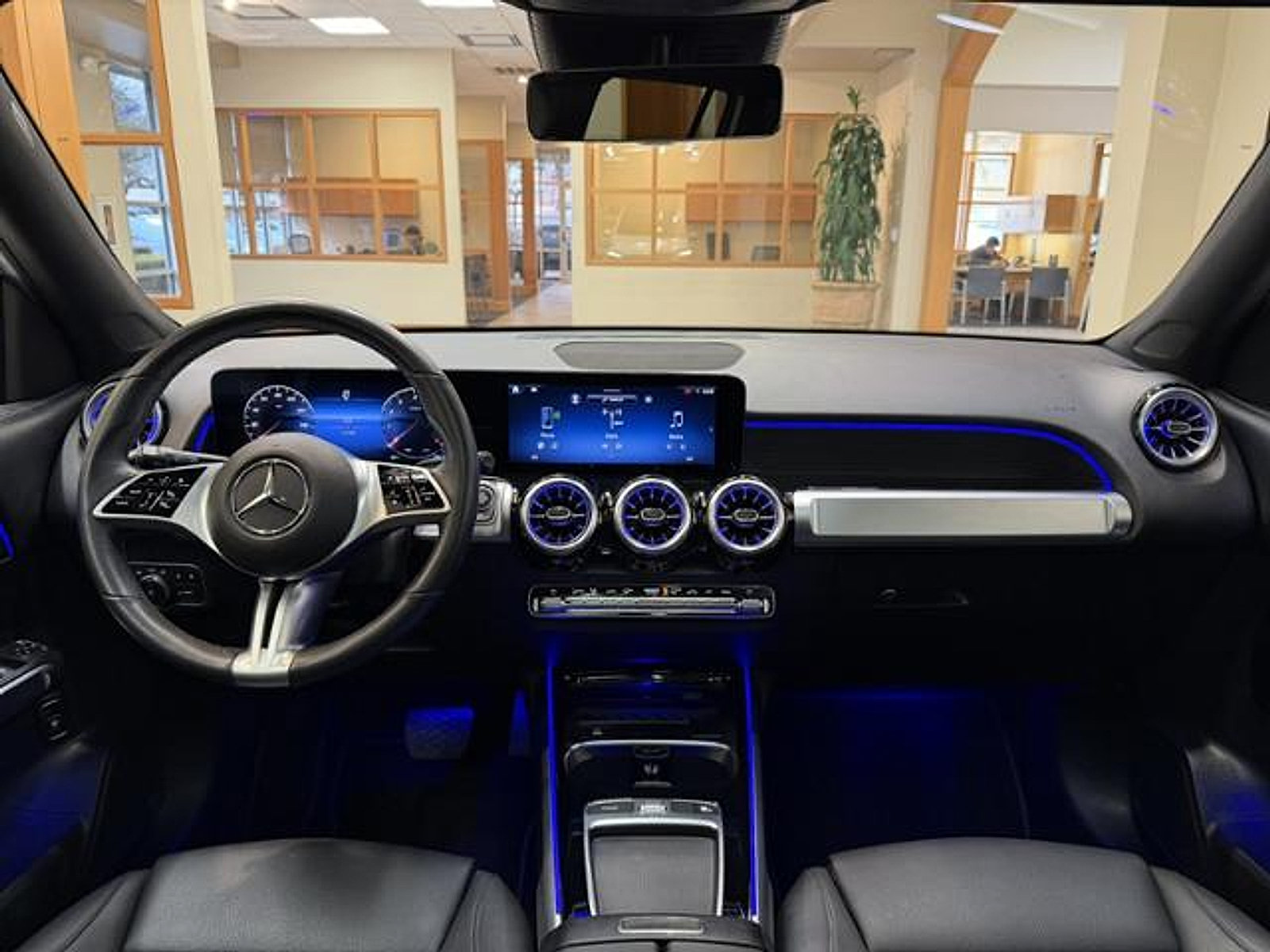 Used 2025 Mercedes-Benz GLB 250 image 11