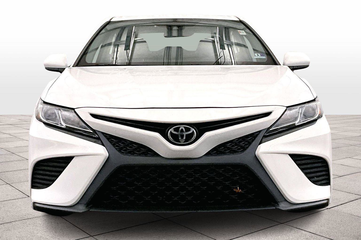 Used 2019 Toyota Camry SE image 3