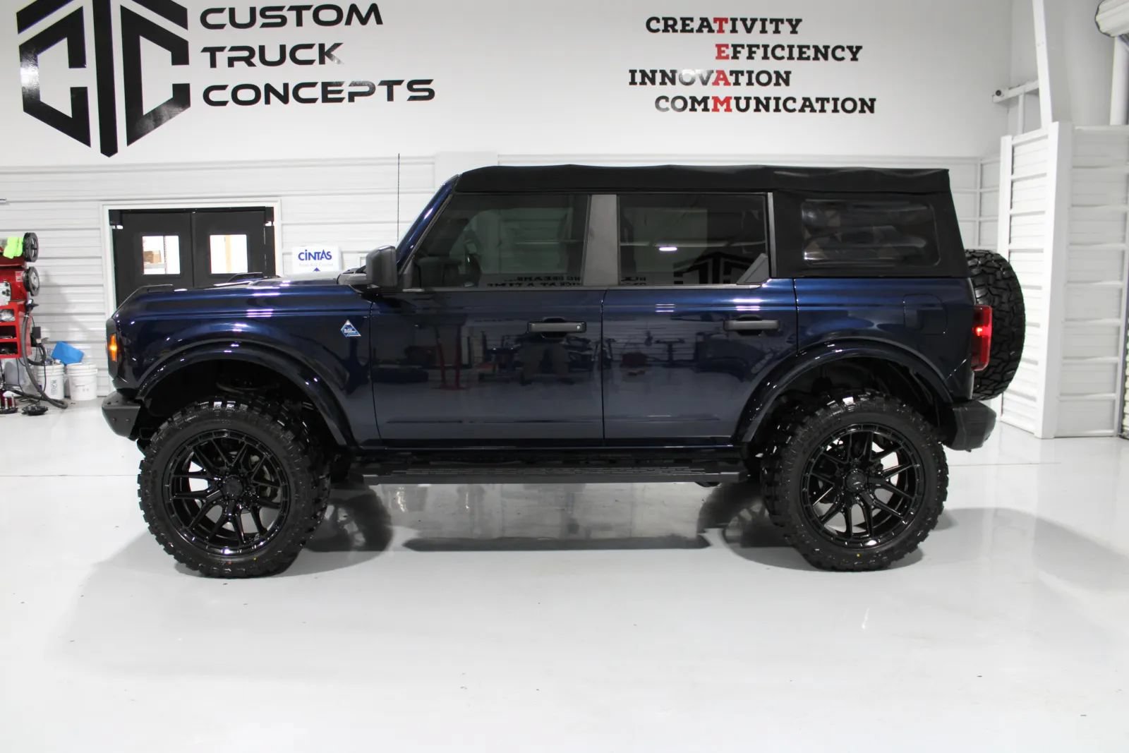 Used 2021 Ford Bronco Black Diamond w/ Sasquatch Package AWD/4WD image 2