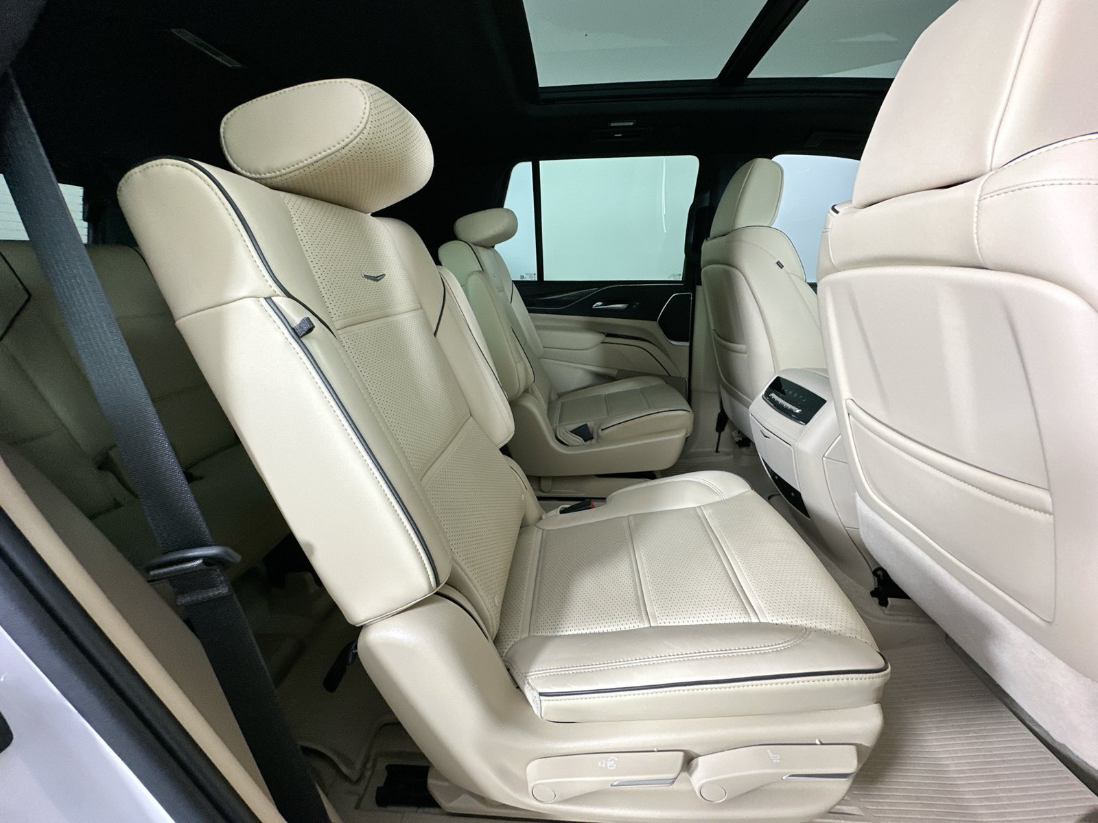 Used 2023 Cadillac Escalade Premium Luxury RWD image 42