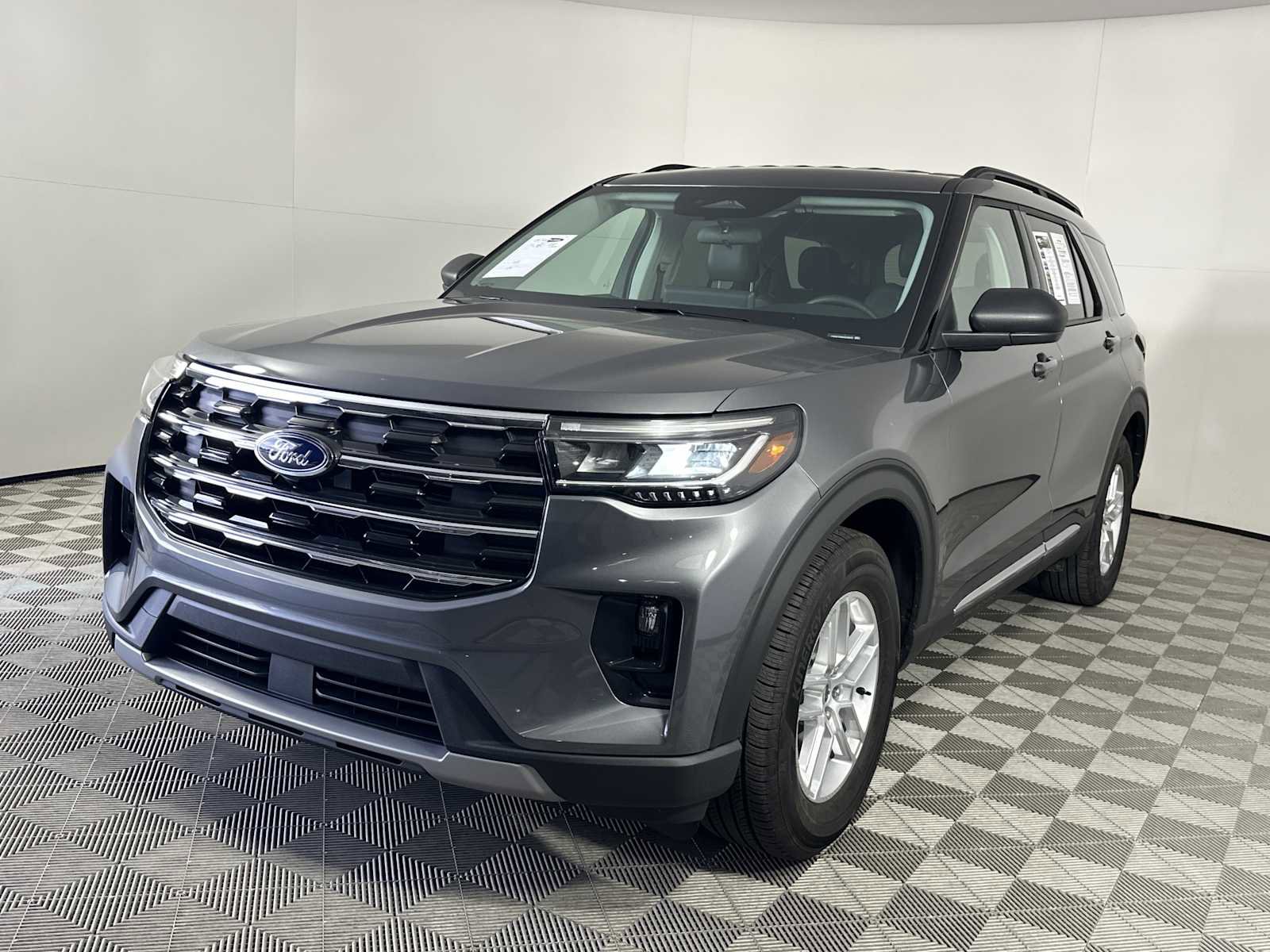 Used 2025 Ford Explorer Active w/ Active Comfort Package RWD image 4