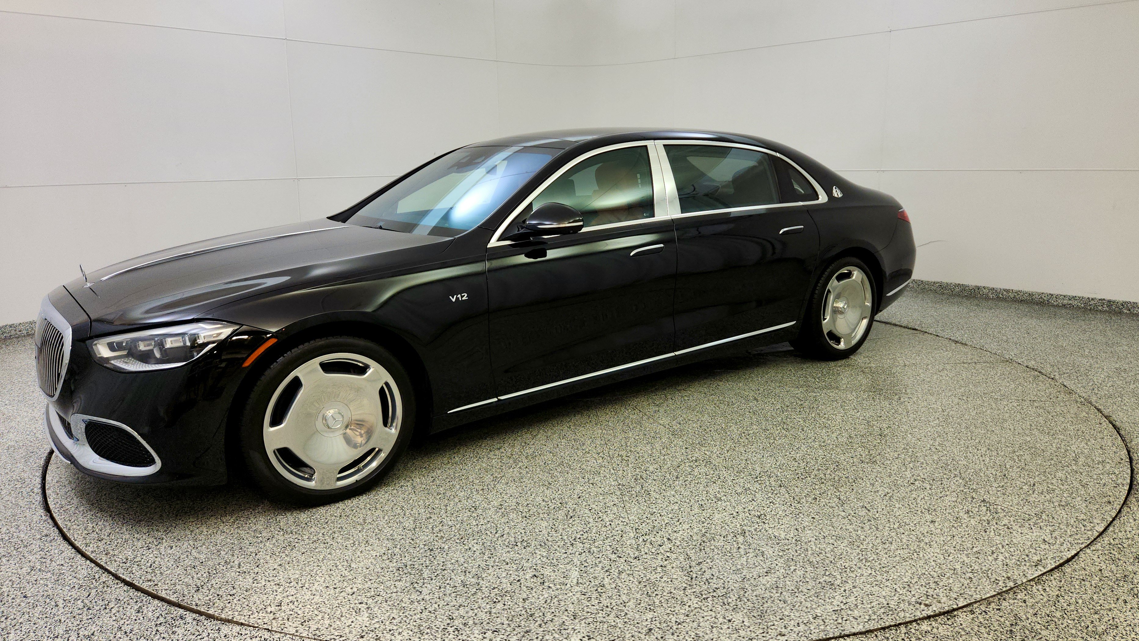 Used 2023 Mercedes-Benz Maybach S 680 4MATIC w/ Manufaktur Leather Package image 3