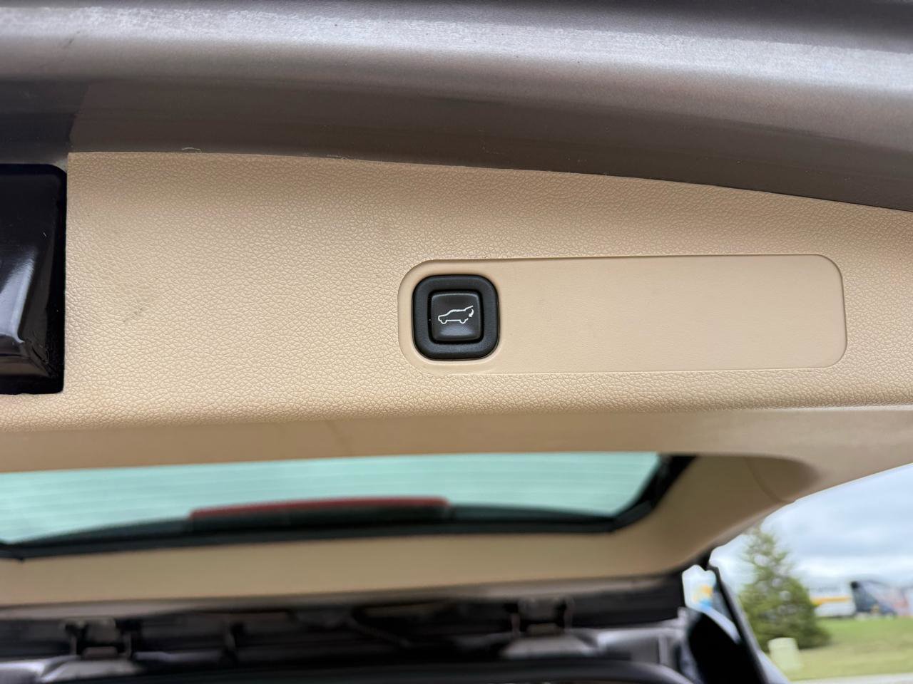 Used 2011 GMC Yukon Denali image 24