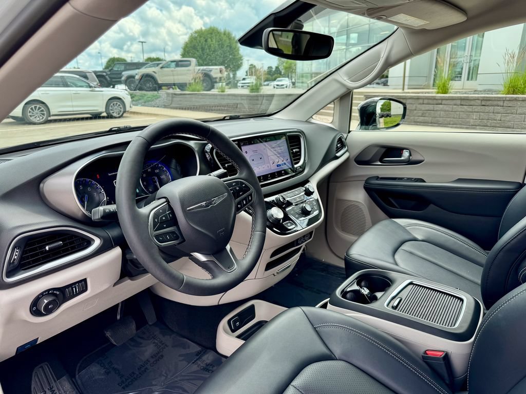 Used 2024 Chrysler Pacifica Touring-L FWD image 9