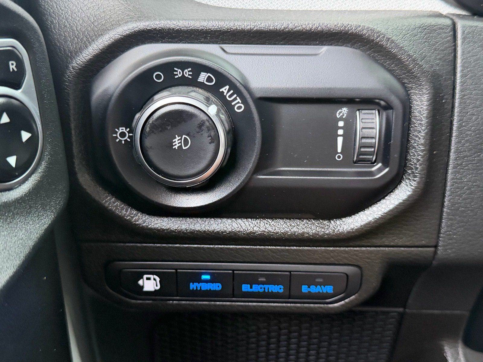 Used 2024 Jeep Wrangler Unlimited w/ Convenience Group AWD/4WD image 32