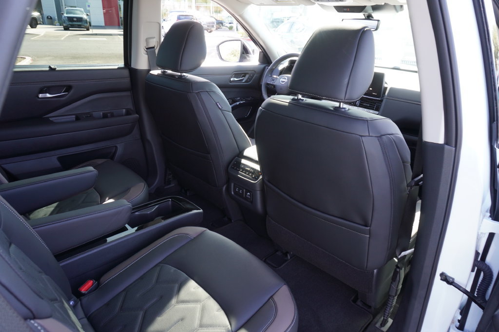 New 2026 Nissan Pathfinder Platinum FWD image 11