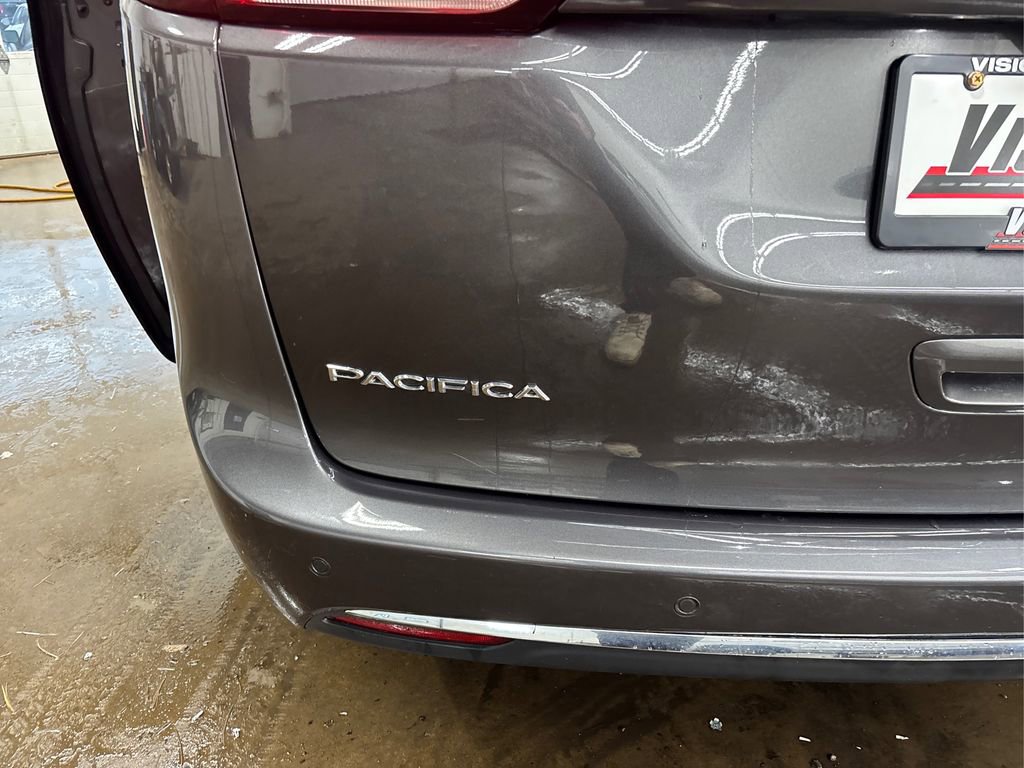 Used 2019 Chrysler Pacifica Touring-L image 15