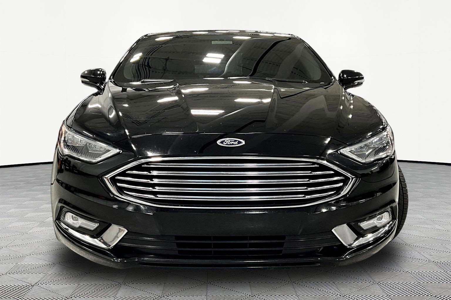 Used 2017 Ford Fusion SE w/ Fusion SE Technology Package FWD image 2