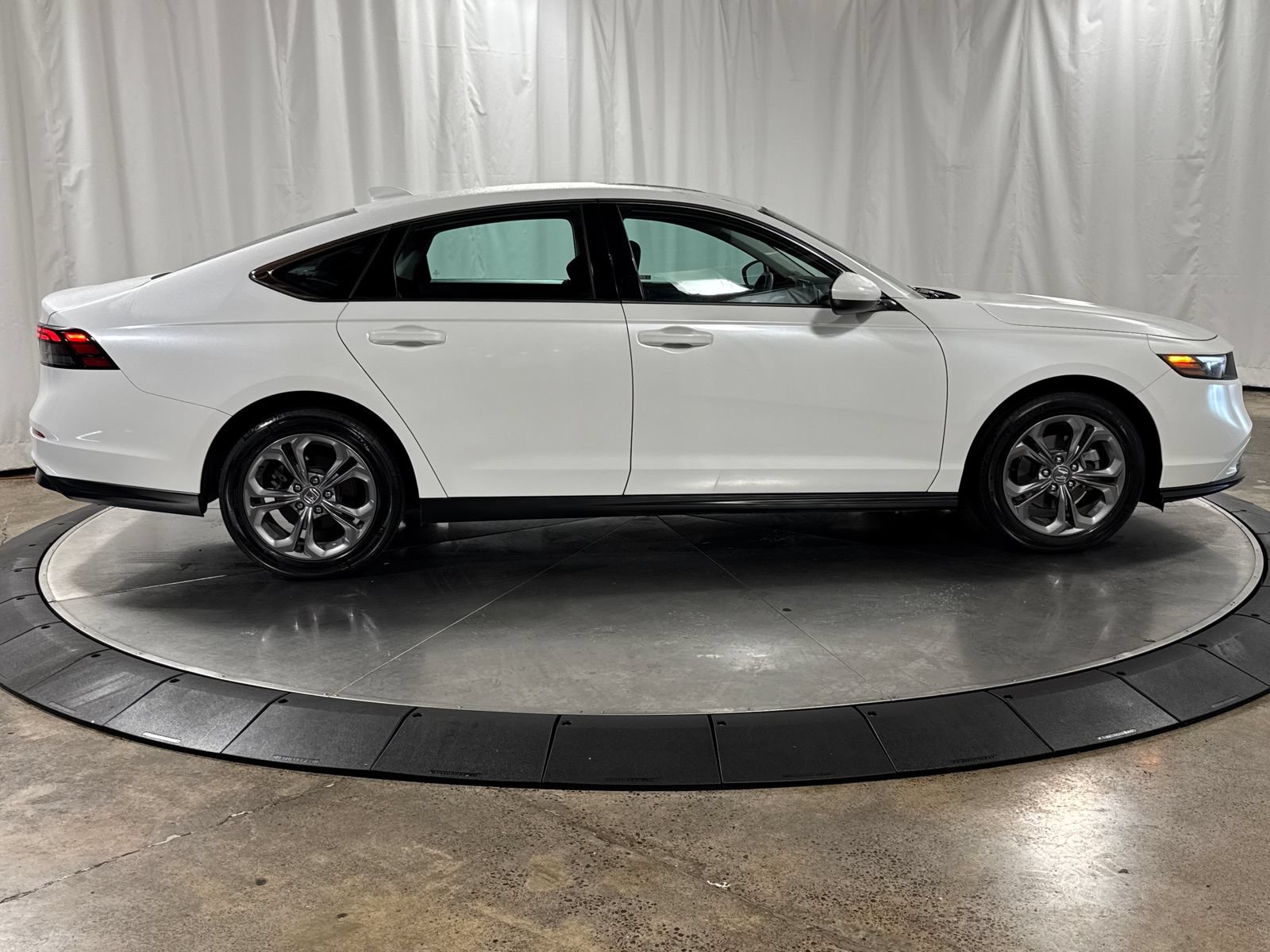 Used 2023 Honda Accord EX image 6