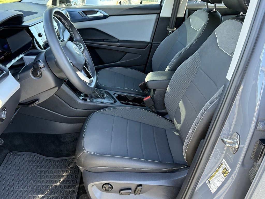 Used 2023 Volkswagen Taos SE w/ Panoramic Sunroof Package image 12