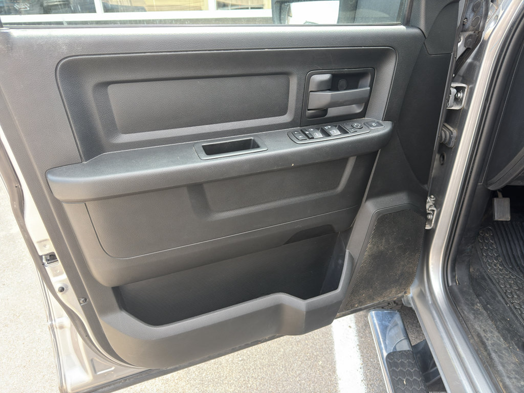 Used 2023 RAM 3500 Tradesman w/ Chrome Appearance Group AWD/4WD image 8