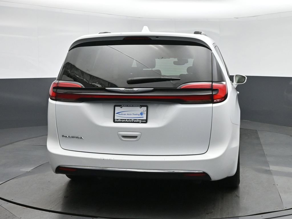 Used 2022 Chrysler Pacifica Touring-L image 6
