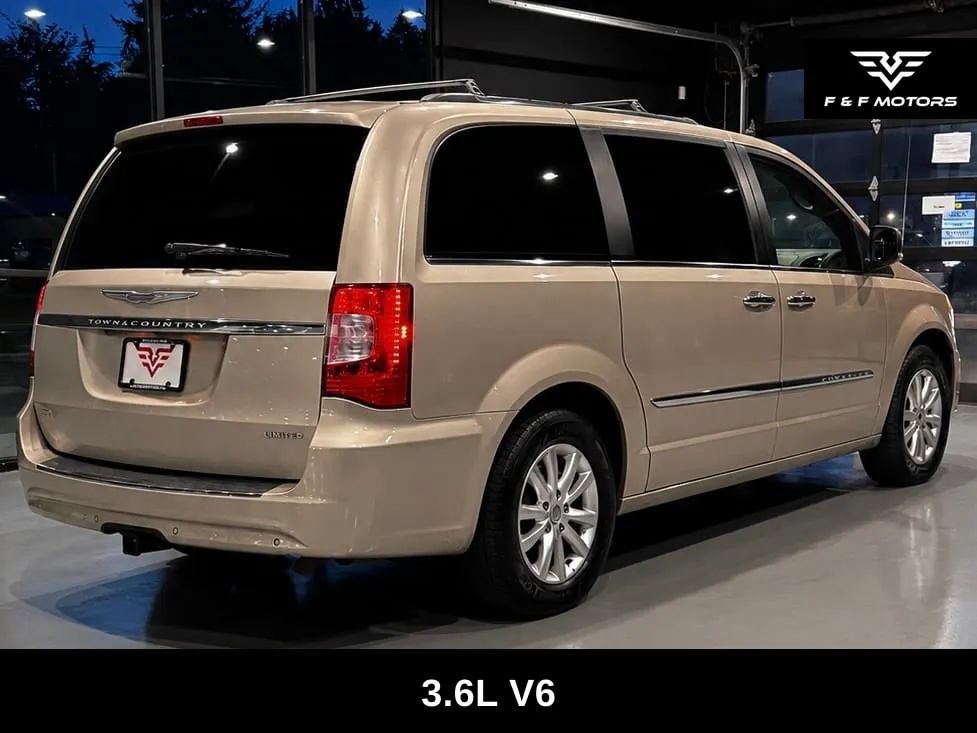 Used 2015 Chrysler Town & Country Limited Platinum w/ Trailer Tow Group FWD image 3