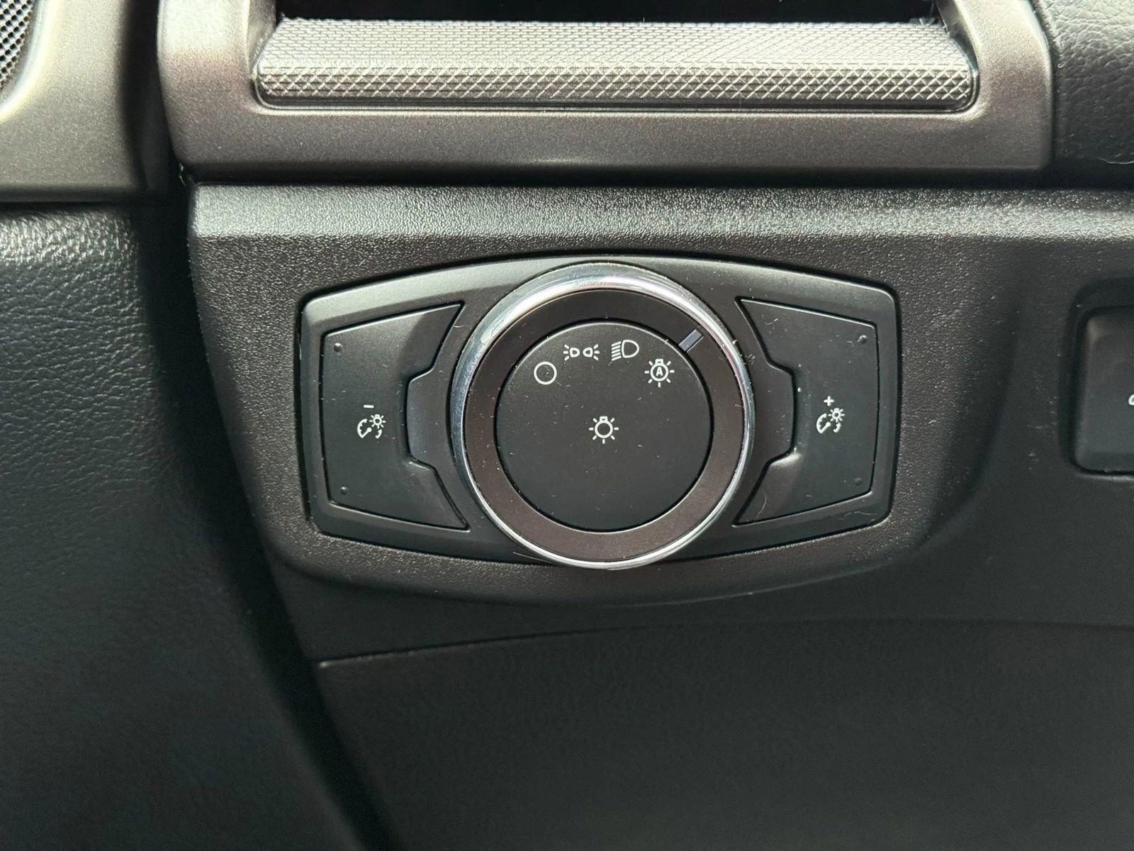 Used 2018 Ford Fusion SE w/ Fusion SE Technology Package image 23