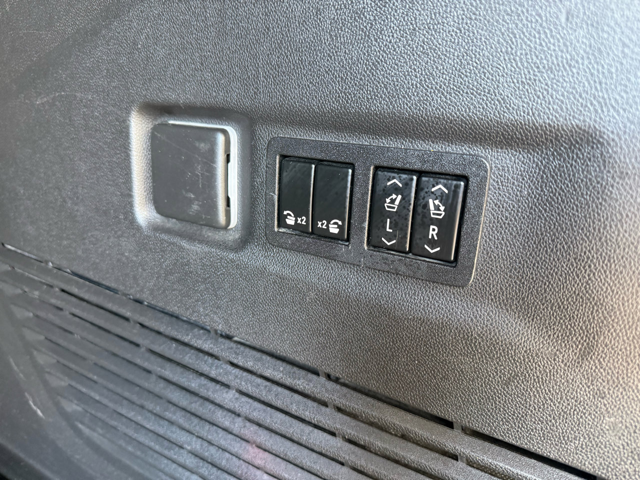 Used 2021 GMC Yukon XL Denali w/ Advanced Technology Package image 9