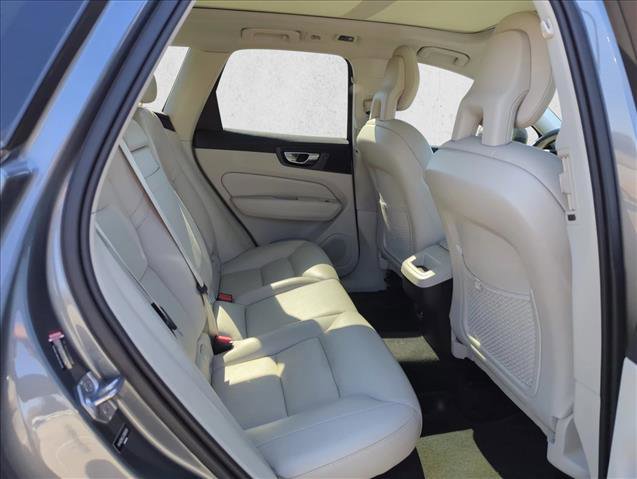 Used 2018 Volvo XC60 T5 Momentum w/ Convenience Package image 21