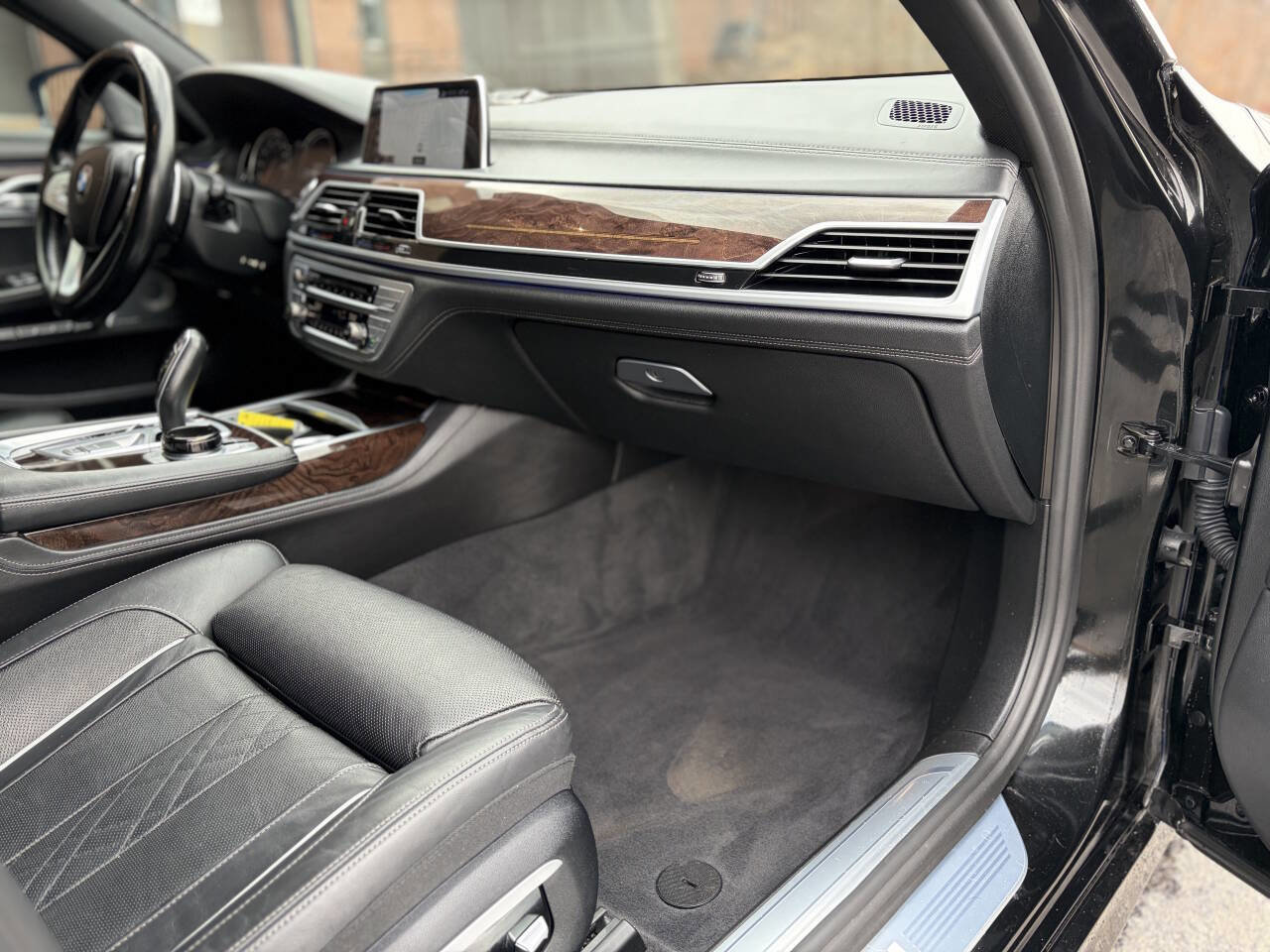Used 2017 BMW 750i xDrive AWD/4WD image 13