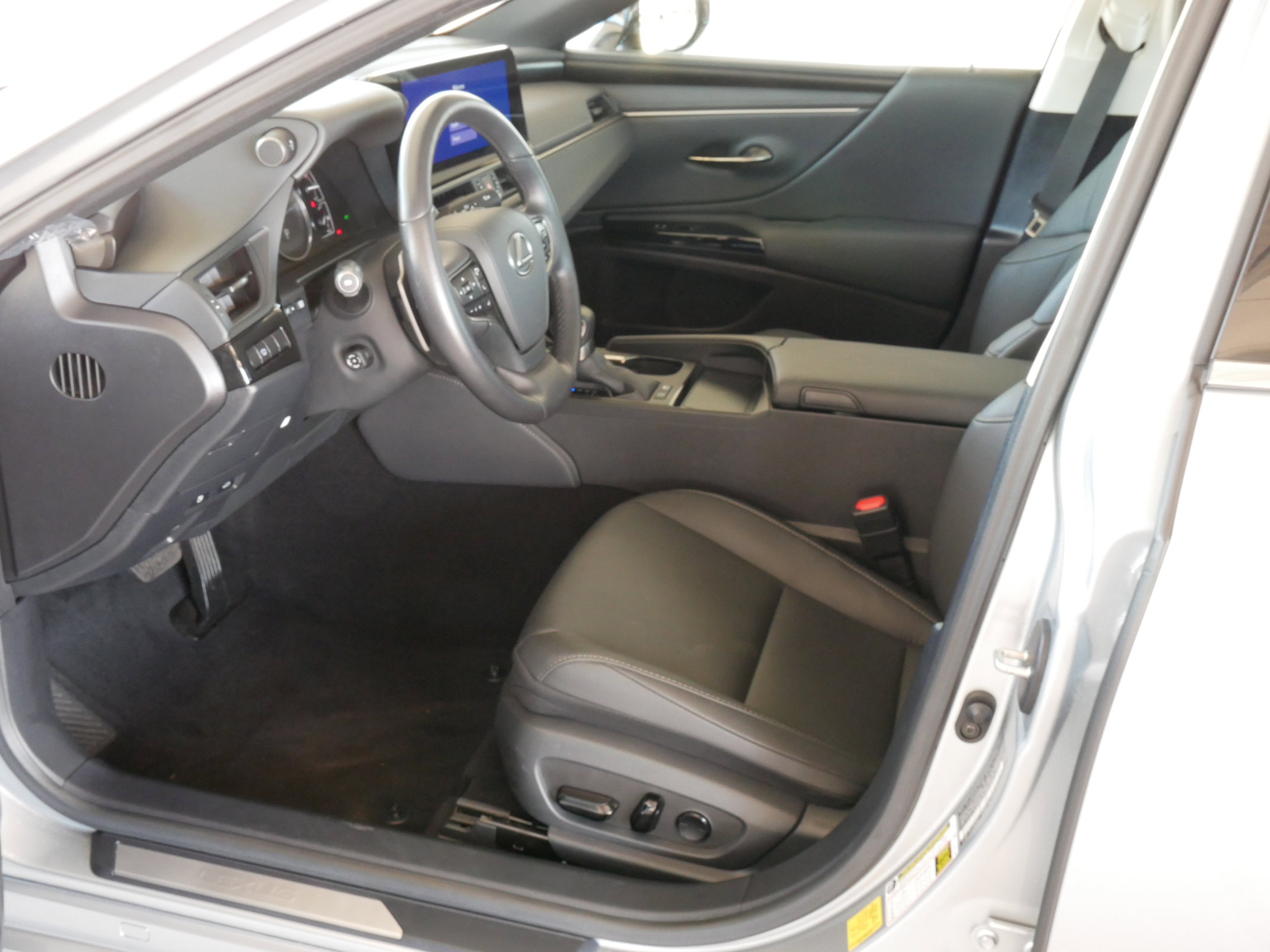 Certified 2025 Lexus ES 300h w/ Premium Package FWD image 4