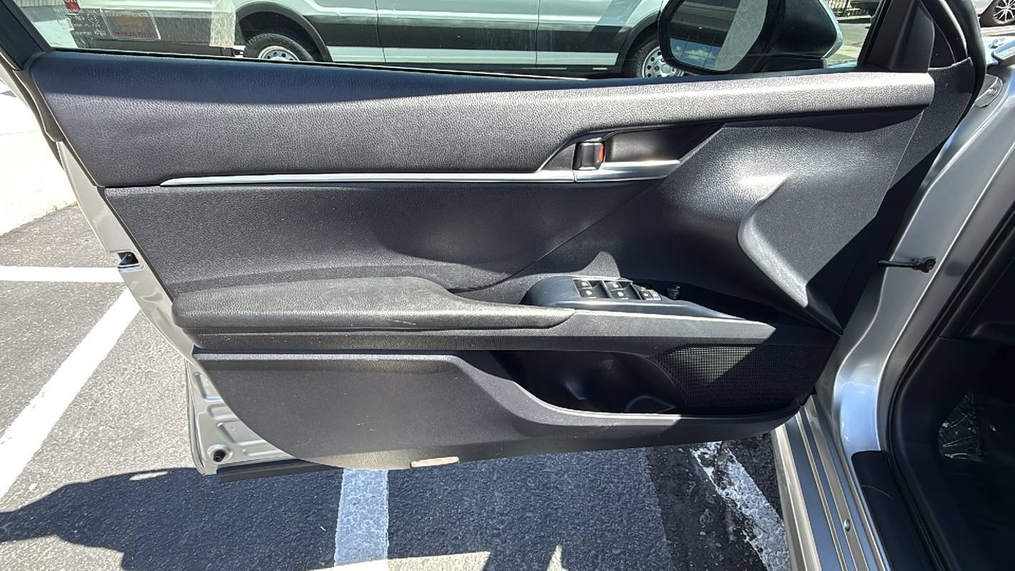 Used 2018 Toyota Camry SE w/ Convenience Package FWD image 9