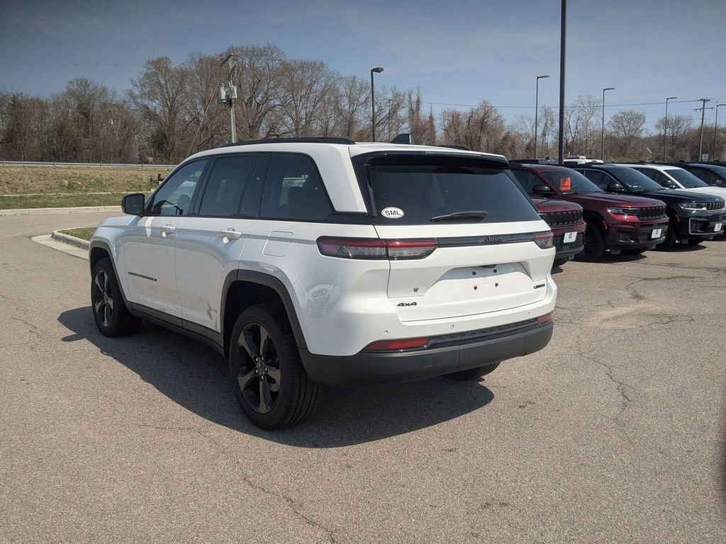 Used 2023 Jeep Grand Cherokee Limited w/ Black Appearance Package image 3