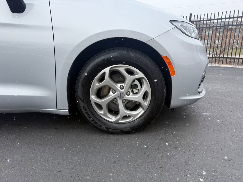 Used 2024 Chrysler Pacifica Limited image 9