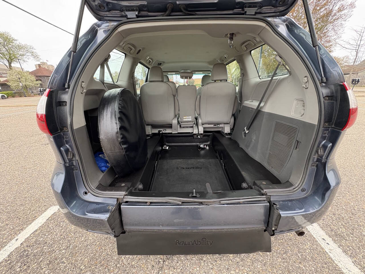Used 2017 Toyota Sienna L FWD image 33