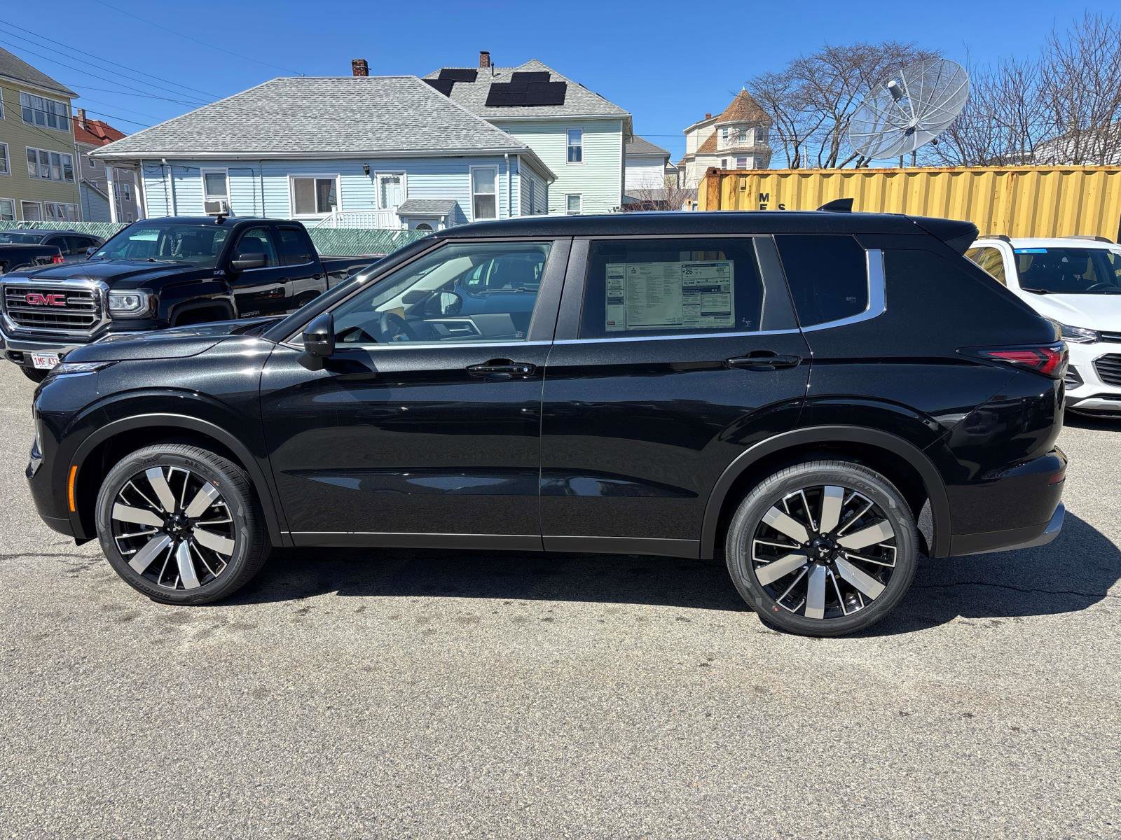 New 2025 Mitsubishi Outlander SE image 2