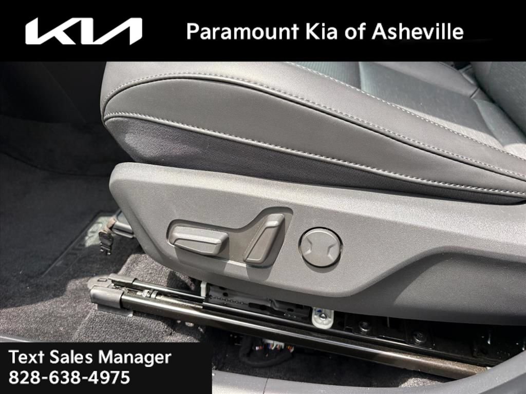 Certified 2025 Kia Niro FWD image 19