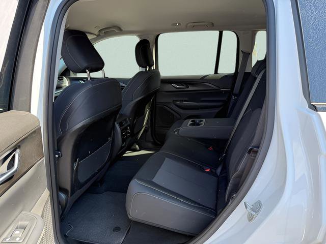 Used 2023 Jeep Grand Cherokee Laredo w/ Luxury Tech Group I AWD/4WD image 4