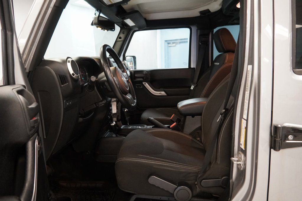 Used 2014 Jeep Wrangler Unlimited Rubicon w/ Connectivity Group image 4