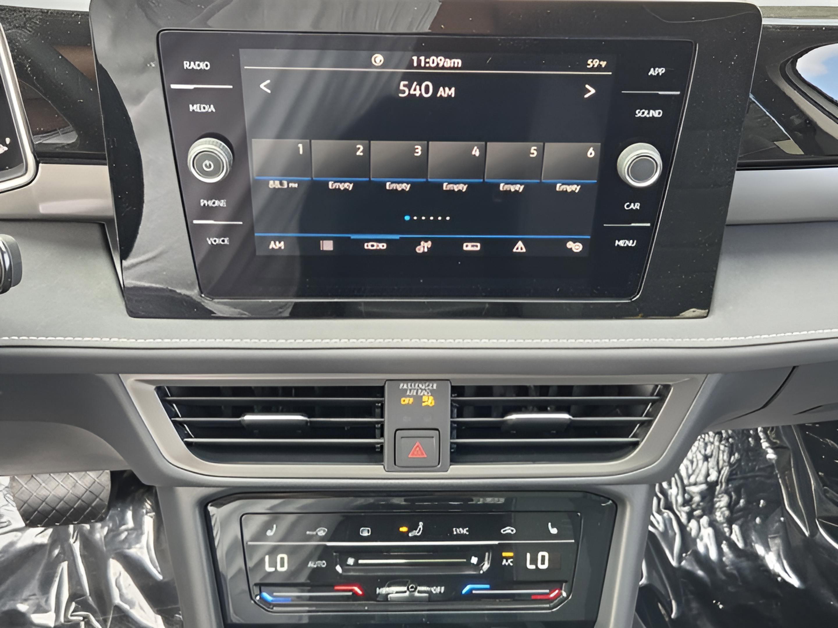 New 2026 Volkswagen Taos SE FWD image 15