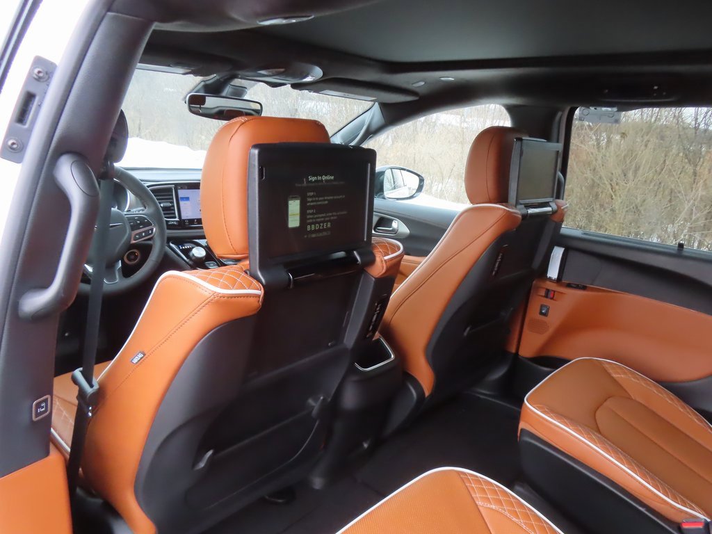 New 2026 Chrysler Pacifica Pinnacle w/ Trailer Tow Group image 25