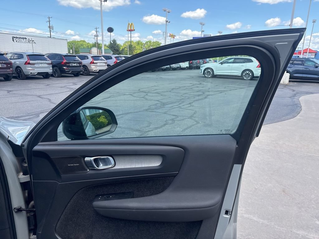 Certified 2024 Volvo XC40 B5 Ultimate w/ Protection Package Premier AWD/4WD image 28