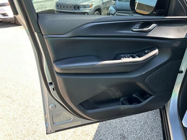 Used 2023 Jeep Grand Cherokee Altitude image 10