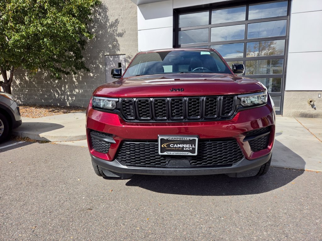 Used 2023 Jeep Grand Cherokee Altitude AWD/4WD image 5