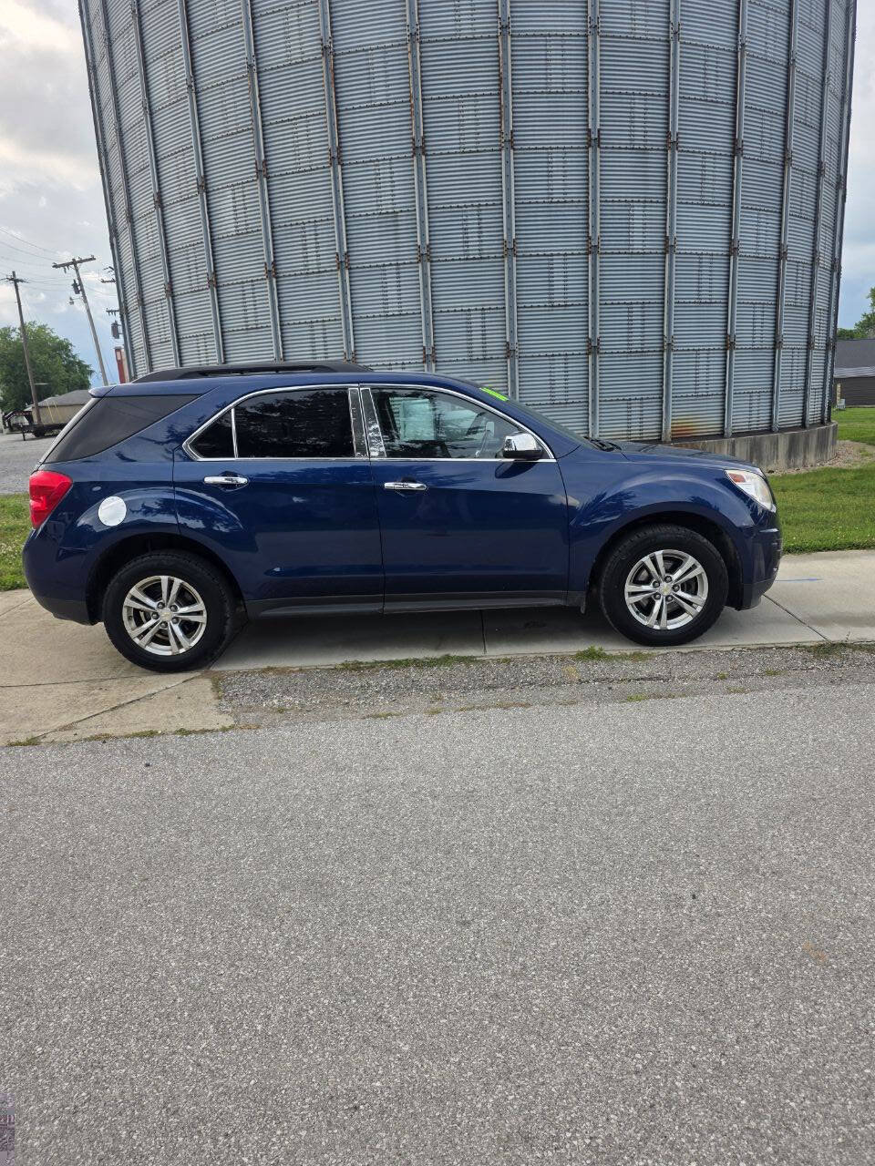 Used 2010 Chevrolet Equinox LT w/ Vehicle Interface Package AWD/4WD image 2