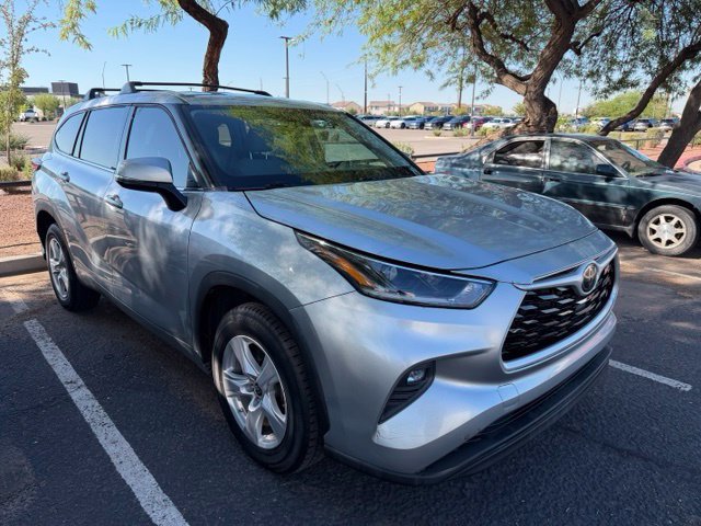 Used 2021 Toyota Highlander LE FWD image 2