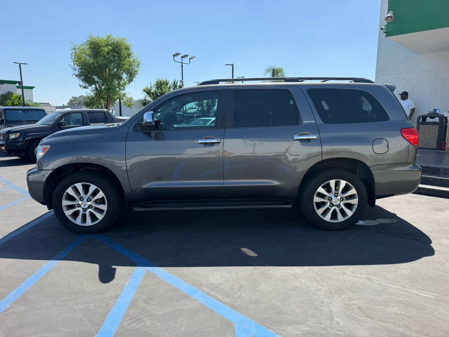 Used 2016 Toyota Sequoia Limited w/ Safety & Convenience Package AWD/4WD image 5